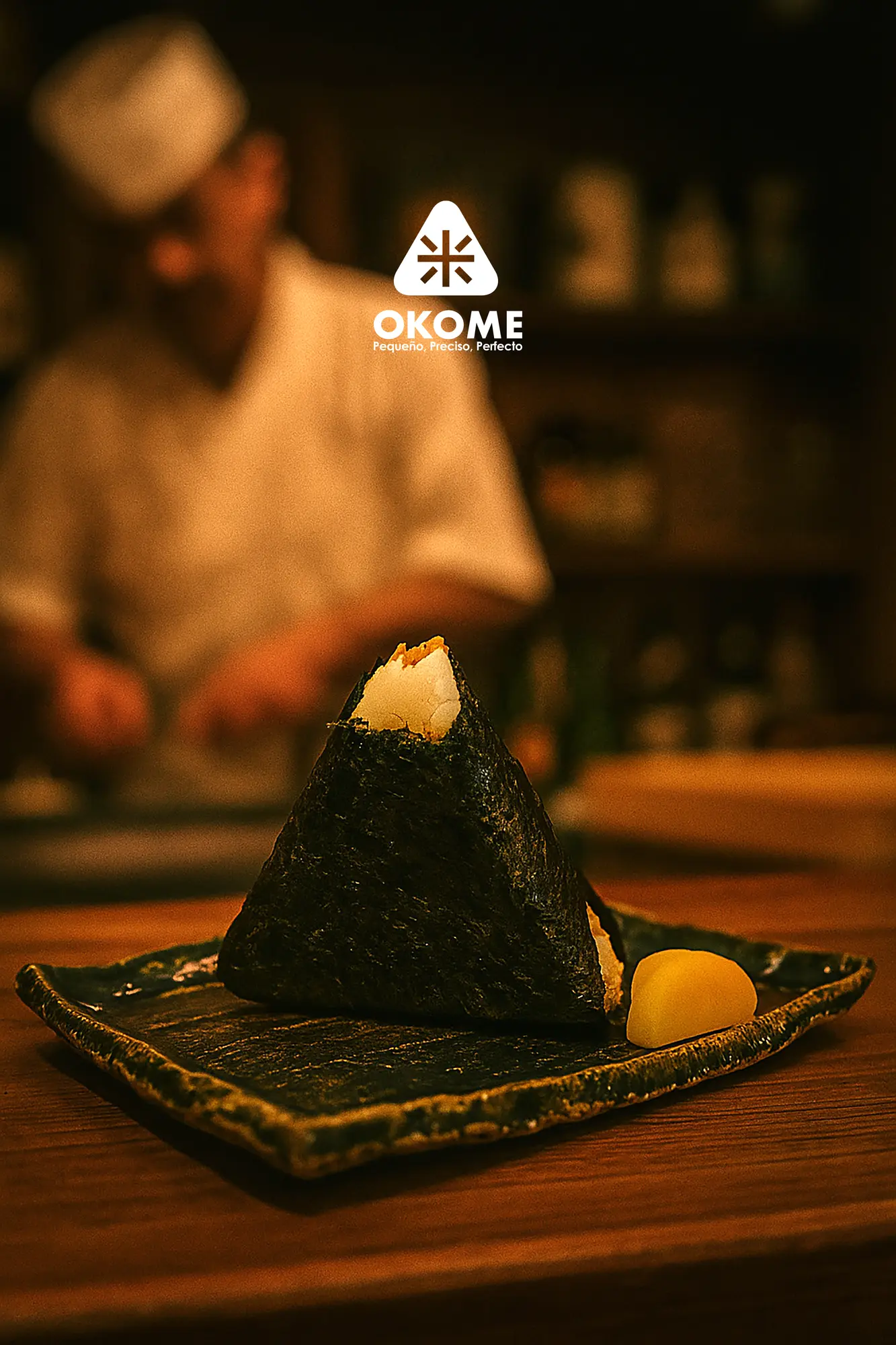 Onigiri OKOME servido en una barra japonesa